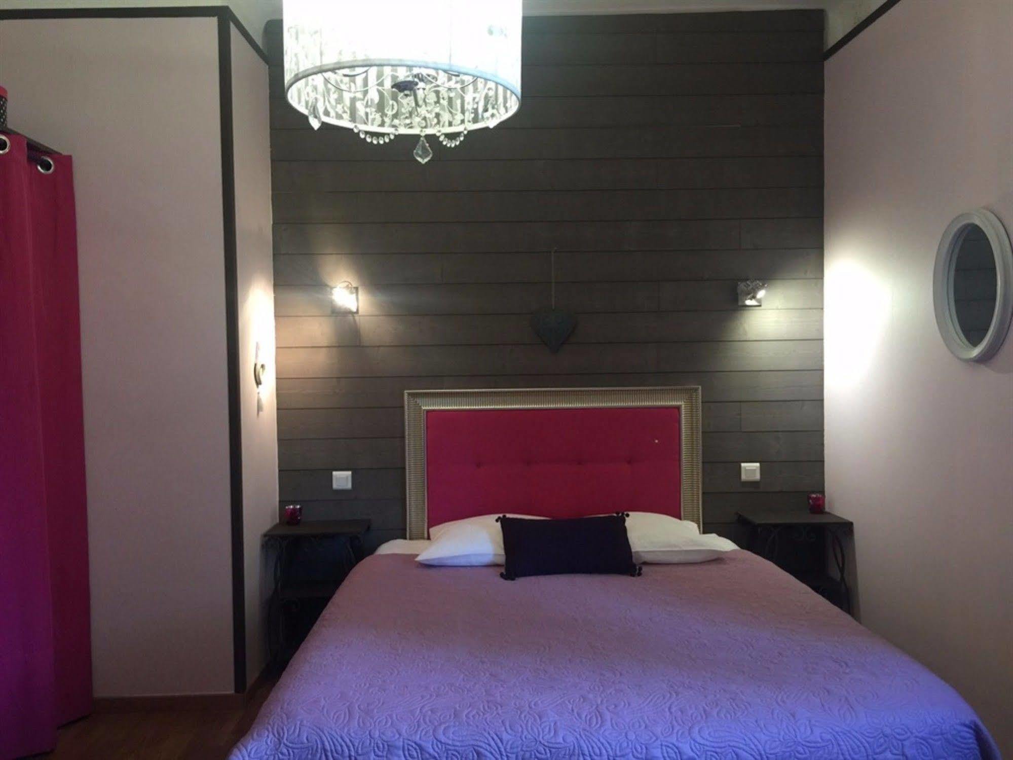 O Clair De Lune Au Coeur De Sarlat - Chambres Climatisees - Parking Prive - Piscine Chauffee - Spa Et Massages Exterior foto